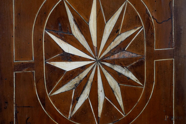 Inginocchiatoio intarsiato in varie essenze con cassettone alla base e tre cassetti a scandire il...