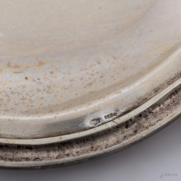 Vassoio in argento 800/000 dal profilo sagomato e doppia presa a volute, XX secolo, cm 64x39,5, p...