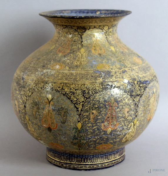 Antico vaso iraniano in papier- mach&#233; a decoro vegetale, altezza 25 cm.