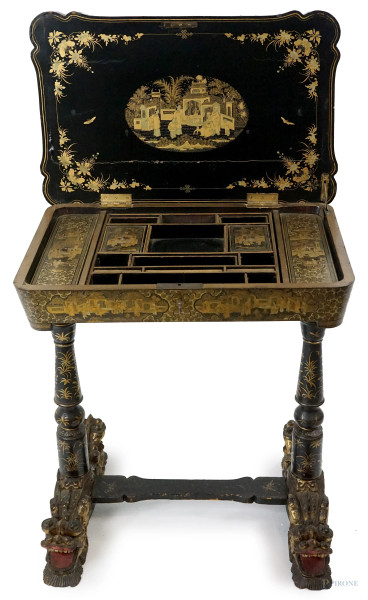 Tavolino da lavoro in legno laccato e decorato a cineserie, XIX secolo, cm h 71,5x43,5x64, (difet...