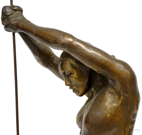 Figura su barca, multiplo in bronzo 26/57, altezza cm 58, base in legno