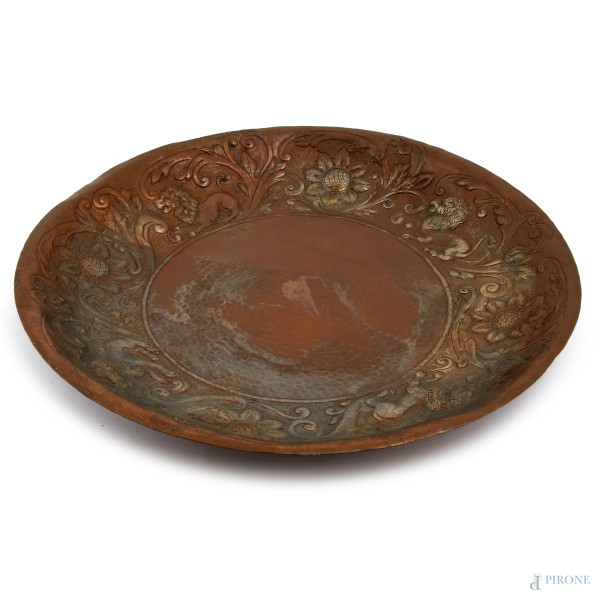 Piatto in rame  con orlo sbalzato con leoni e girali fogliati, XX secolo, diametro cm 44, (segni di usura)