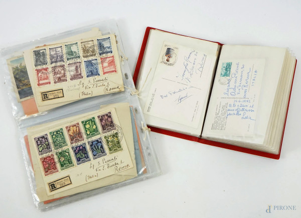 Lotto composto da due album contenenti francobolli e cartoline postali viaggiate.