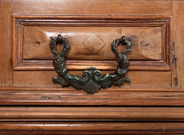Cassettone in noce con fronte a quattro cassetti con maniglie bronzee, XVIII secolo cm 111x148,5x...