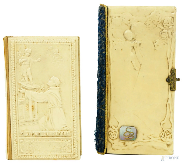 Lotto di due libricini da preghiera, misure max cm 7,5x15,  inizi XX secolo, (difetti).