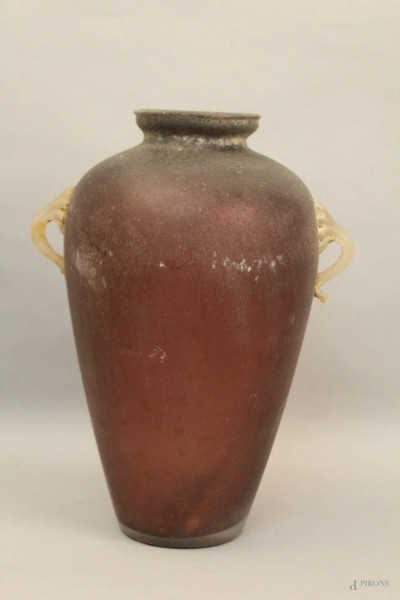 Vaso biansato in vetro sabbiato, XX sec., h cm 34,(restauri e difetti).