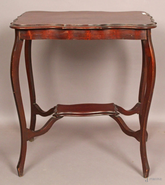Tavolino di linea mossa in mogano, poggiante su quattro gambe legate da piano, XIX sec, h. 73x66,5x44 cm.