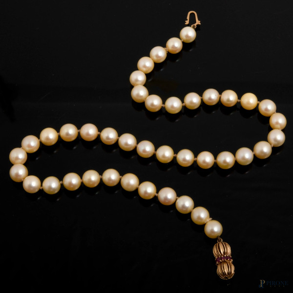 Collana a un filo di perle con chiusura in oro giallo 18 Kt e granati, lunghezza cm 43