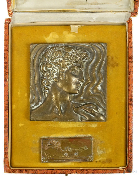 Coppa Florio, placca in metallo dorato raffigurante profilo del David di Michelangelo, cm 9x9, entro cofanetto originale.
