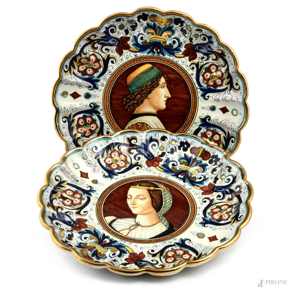 Coppia di piatti in maiolica di Deruta con orlo polilobato e profili al cavetto, XX secolo, diametro cm 39, (segni di usura, scalfiture, cadute di smalto)