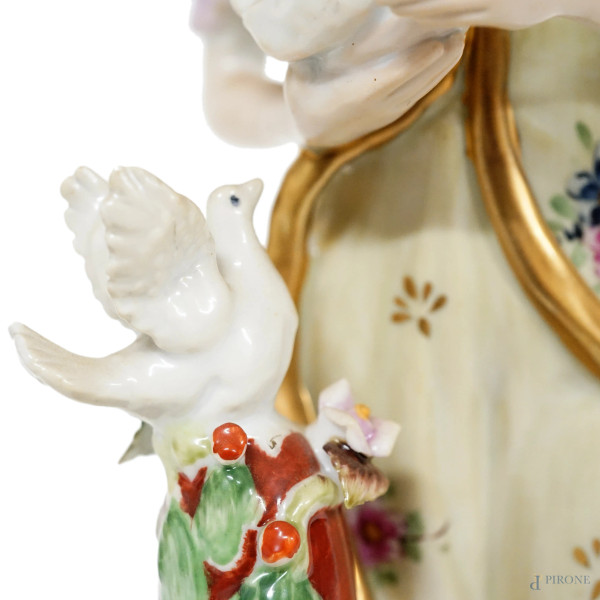 Scultura in porcellana policroma rappresentante una figura femminile con due colombe, XX secolo, ...