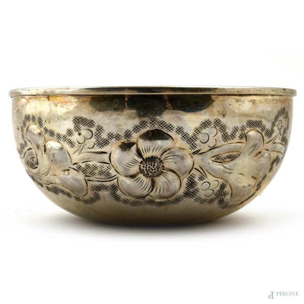 Centrino in argento 800/000 con decori a sbalzo a motivi floreali, cm 7x15, peso gr 180