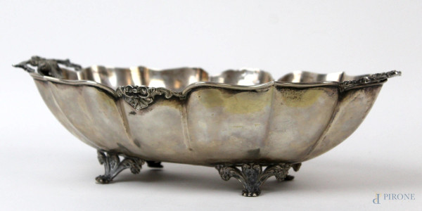 Centrotavola a navicella in argento, profilo sagomato, manici e piedi lavorati a motivi vegetali, cm 8x31,5x18, gr. 485