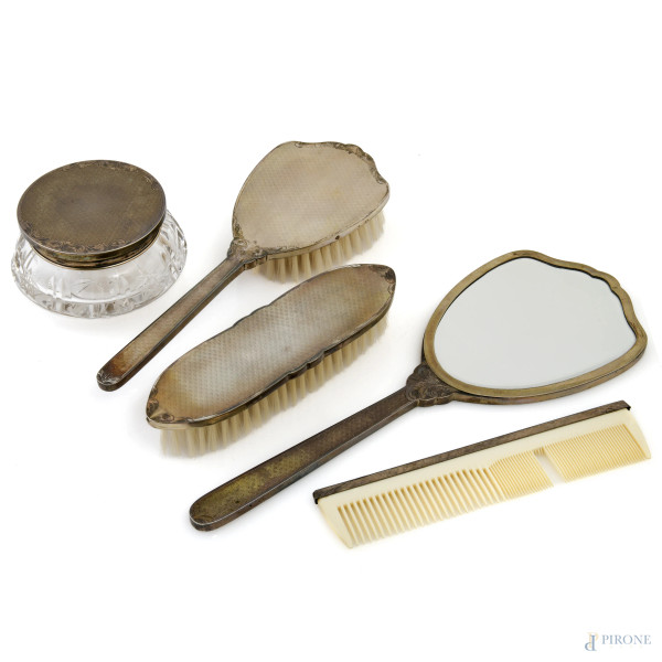 Set da toeletta in materiali vari con inserti in argento, XX secolo, misura massima cm 31, (segni di usura, difetti)