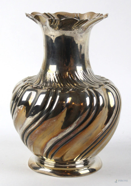 Vasetto in argento svbalzato, altezza cm. 17,  peso gr. 320