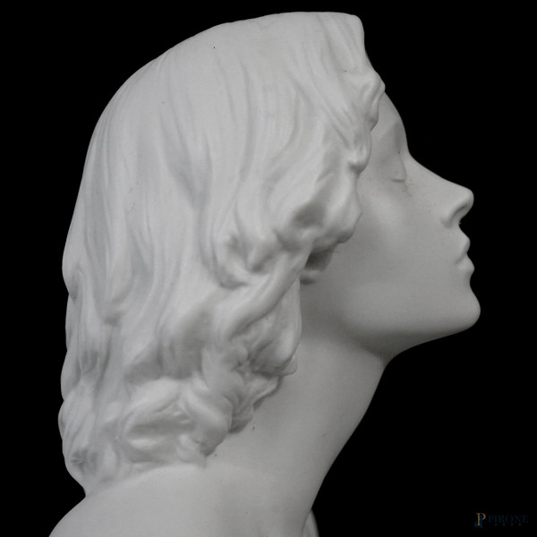 Llandrò, scultura in porcellana bianca raffigurante una figura femminile in meditazione, altezza ...