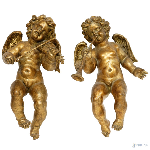 Coppia di putti musicanti, sculture in resina dorata, produzione del XX secolo, cm h 45, (difetti)