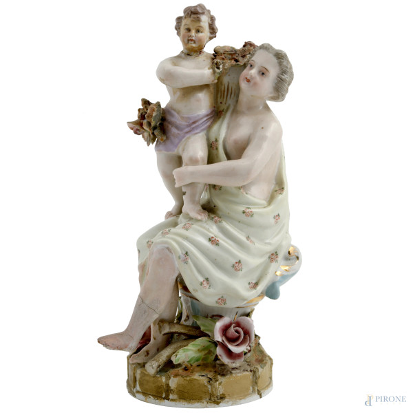 Maternità, scultura in porcellana policroma, XIX secolo, altezza cm 22(cadute di smalto stannifero, felature, restauri, mancanze)