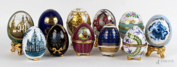 Undici uova da collezione in porcellana policroma, a decori diversi, finiture in oro, altezza max cm. 10, XX secolo.
