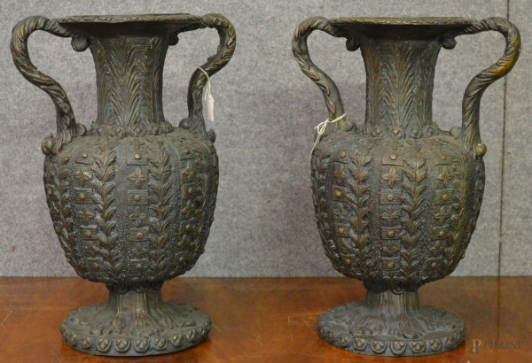 Coppia vasi in bronzo cesellato e brunito Sicilia fine XIX sec, h. 41 cm.