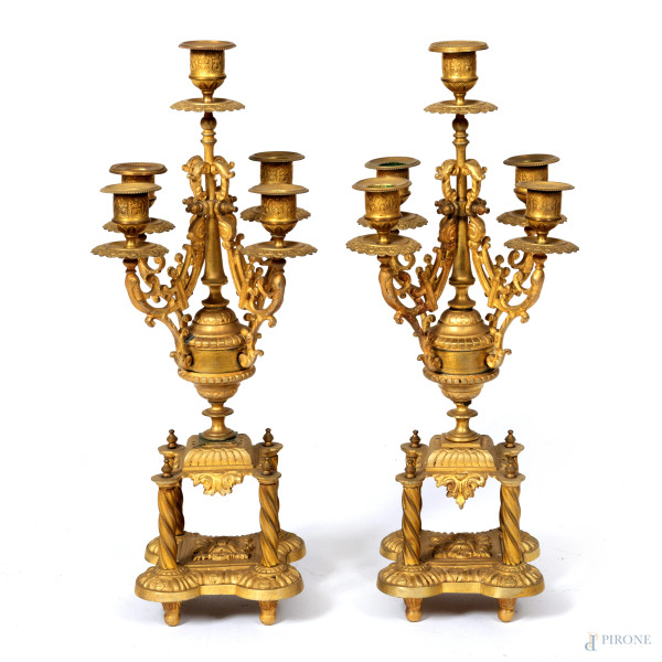 Coppia di candelabri a cinque luci in metallo dorato, XX secolo, altezza cm 44,5, (segni di usura, difetti)