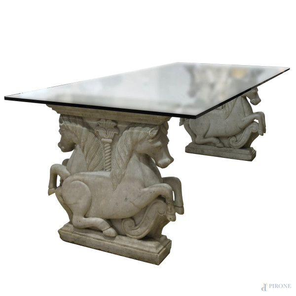 Tavolo con piano in cristallo  e basi in marmo  a guisa di cavalli, XX secolo, cm 77x220x100, (segni di usura, graffi e sbeccature al piano, scalfiture, rotture, restauri, mancanze, difetti)