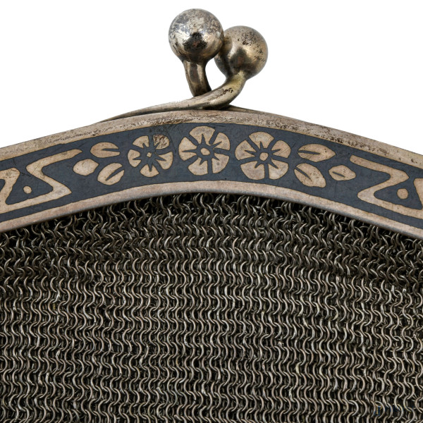 Borsetta da teatro in argento 800/000, XX secolo, cm 19x20, peso complessivo gr 300, (segni di us...