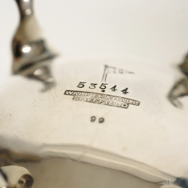 Servizio da tè in argento composto da una teiera con manico e presa del coperchio in legno, una z...