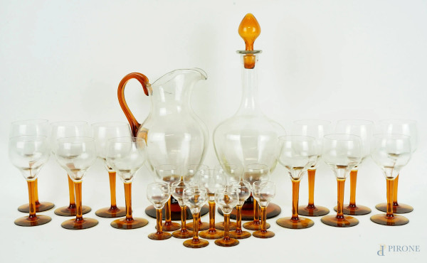 Servizio  di bicchieri in vetro trasparente, fusti in vetro fumé,  alt. max cm 37, metà XX secolo, (servizio incompleto, difetti).