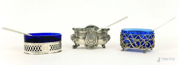 Lotto di tre salierine  in vetro blu cobalto, basi in argento traforato e sbalzato, misure max cm 4x7, XX secolo, (lievi difetti).