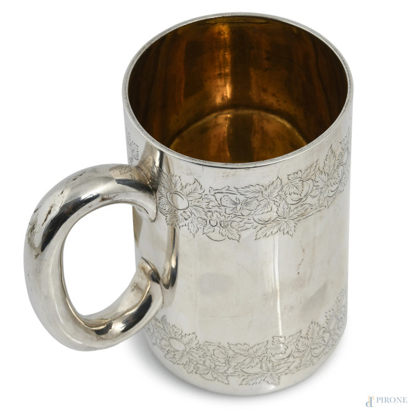 Lotto composto da due boccali e una pinza per ghiaccio in argento, XX secolo, altezza massima cm ...