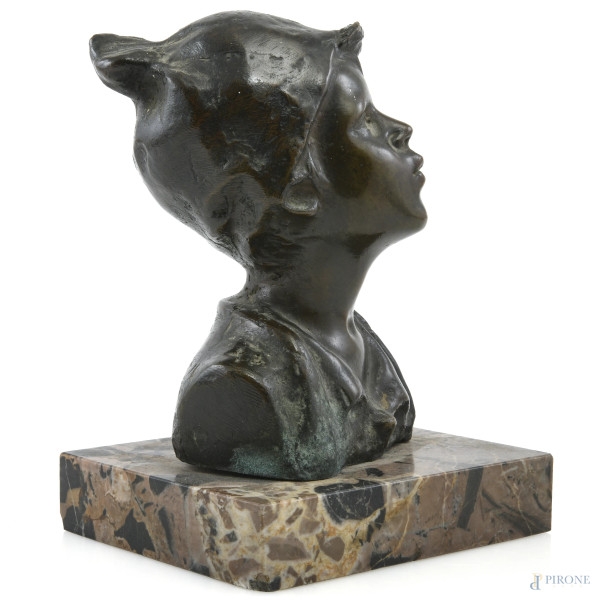 Busto di scugnizzo in bronzo su base in marmo, XX secolo, altezza cm 13, (segni di usura della patina)