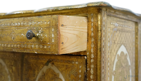 Mobiletto in legno dorato con decori incisi, XX secolo, fronte ad un cassetto e due sportelli, ga...