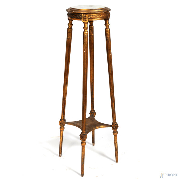 Gueridon stile Luigi XVI con piano circolare in marmo e struttura in legno intagliato e dorato, XX secolo, cm 115,5x30,5, (segni di usura, scalfiture, difetti)