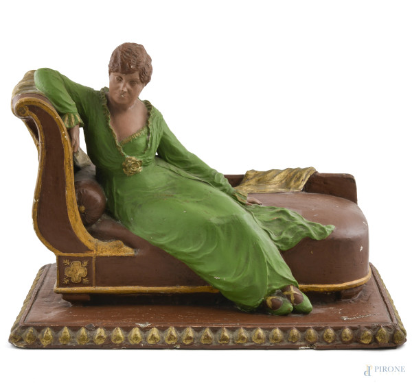 Scultura in gesso dipinto in policromia raffigurante gentildonna seduta su dormeuse, XX secolo, cm 39x53x31, (Sesgni di usura, scalfiture, perdite di colore, difetti)