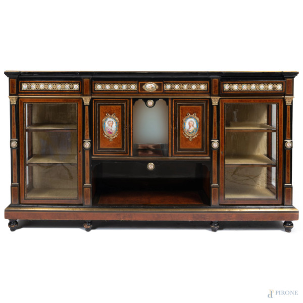 Servante in legno impiallacciato e intarsiato in varie essenze  con inserti in metallo dorato e cammei in porcellana raffiguranti ritratti di gentildonne e gentiluomini, XIX secolo, cm 104x184,5x44,5, (segni di usura, scalfiture, difetti)