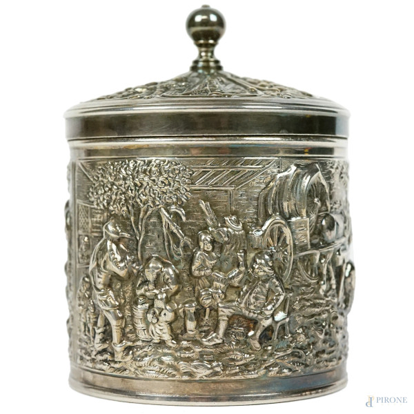 Porta thè in metallo argentato, XX secolo, decorato con scene di genere, cm h 11x8