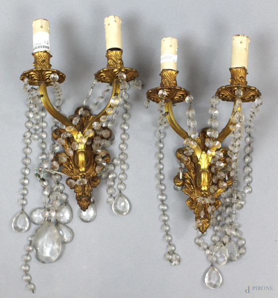 Coppia di appliques a due luci in bronzo cesellato e dorato, gocce in vetro, altezza cm 32, XX secolo, (difetti e manzanze).
