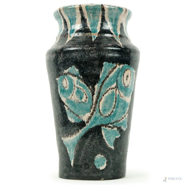 Vaso in ceramica smaltata raffifgurante pesci nei toni dell'azzurro, cm h 24, firma della manifattura alla base, (segni del tempo).