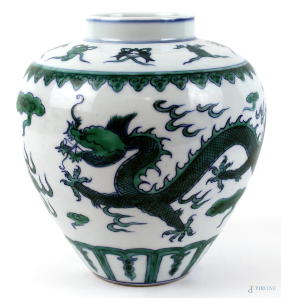 Vaso in porcellana bianca con decori in verde e blu raffiguranti dragoni, altezza cm. 19, arte orientale, marcato sotto la base.
