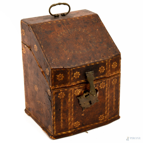 Portaposate da viaggio in cuoio con fregi dorati, interno in pelle scamosciata con passamaneria, XIX secolo, cm 27,5x20,5x18, (difetti)