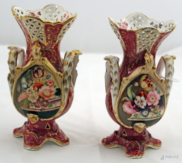 Coppia di vasi Luigi Filippo in porcellana a decoro di paesaggi, h. 21 cm.
