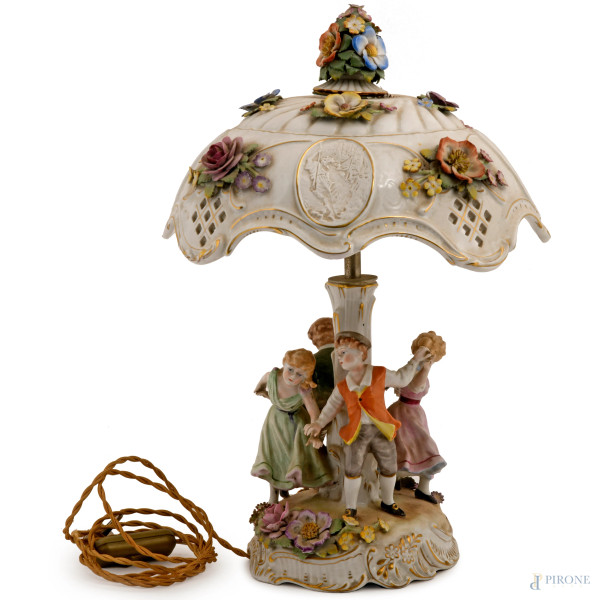 Lampada da tavolo in porcellana policroma di Capodimonte con paralume traforato ed elemento apicale a guisa di mazzetto di fiori, XX secolo, cm 43x27, (difetti)