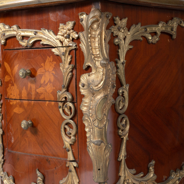 Scrivania in legno impiallacciato, intarsiato in varie essenze e decorato da inserti in bronzo do...