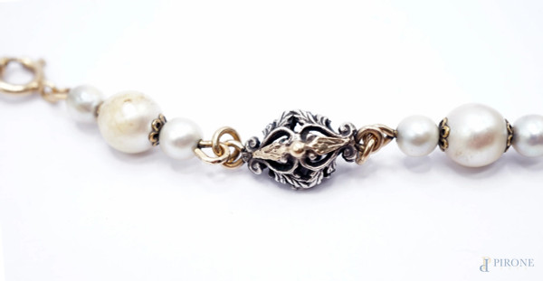 Girocollo in oro 18 Kt, argento, perle e brillantini, lunghezza cm 42,5, peso gr. 33 (mancanze)