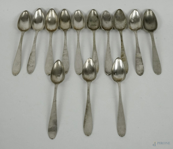 Dodici cucchiaini in argento, lunghezza cm 15, XIX secolo, gr. 215, (segni del tempo).