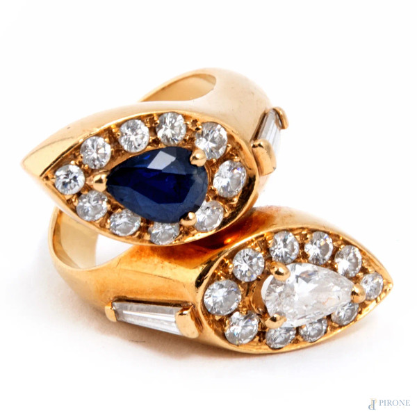 Anello contrariè in oro giallo con diamante e zaffiro taglio goccia, peso complessivo lordo gr 13, misura 5, (segni di usura, graffi)