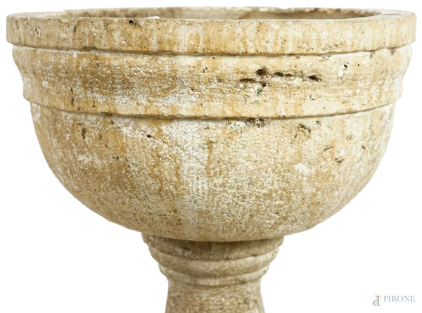 Acquasantiera in marmo, XVII secolo, altezza cm 96.5, diametro cm 43 (difetti)