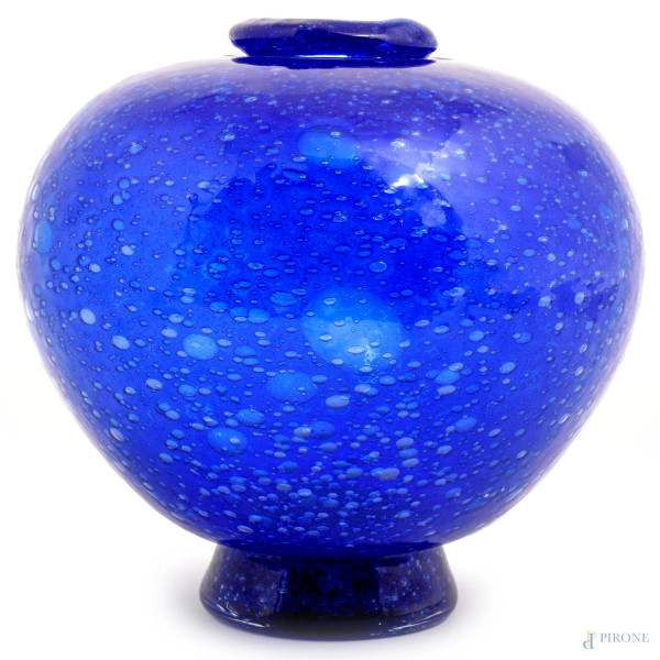 Manifattura di Murano, anni Sessanta, Vaso in vetro pulegoso attribuito a Flavio Poli, cm 16,5x16,5, (difetti)