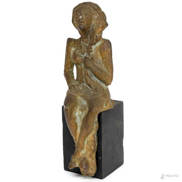 Scultura in bronzo raffigurante una figura femminile seduta, piedistallo in legno, firmata, altezza cm 25,5